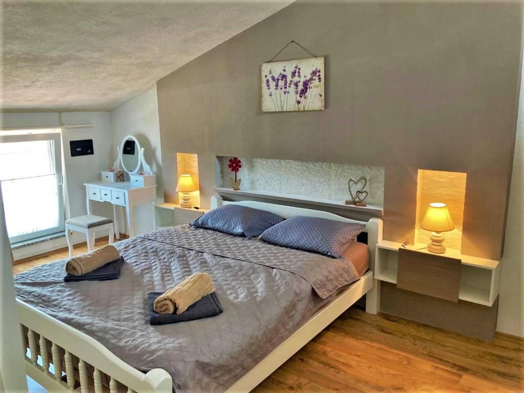 Ένα ή περισσότερα κρεβάτια σε δωμάτιο στο Apartment Villa Engel with Pool