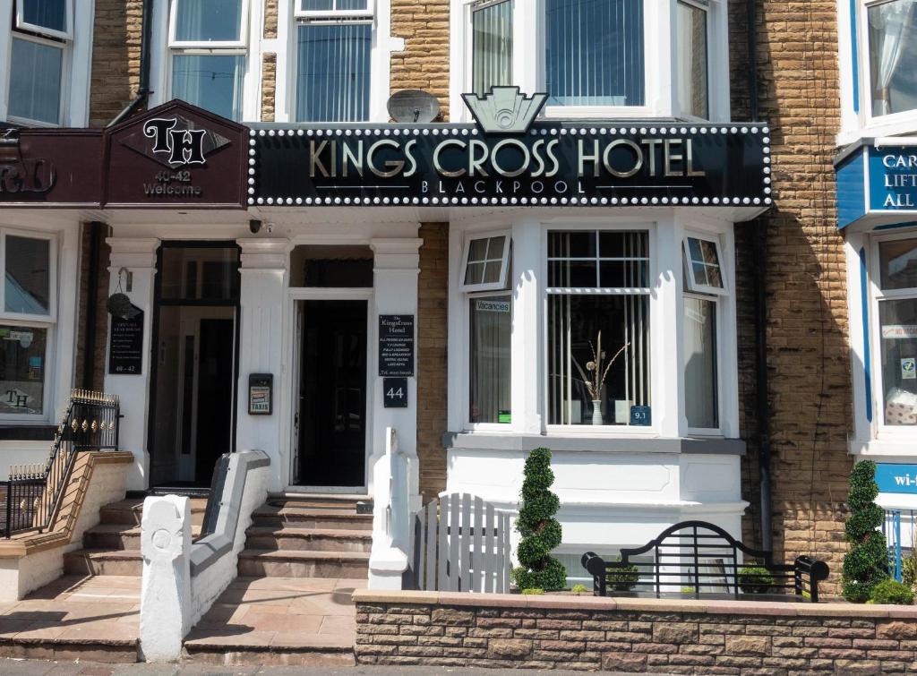 ブラックプールにあるザ キングス クロス ホテルの王様の看板が貼られた建物