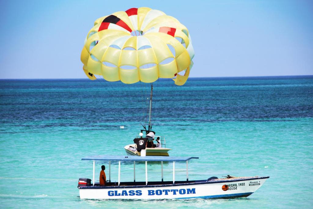 un barco en el agua con un globo. en Negril Treehouse Resort, en Negril