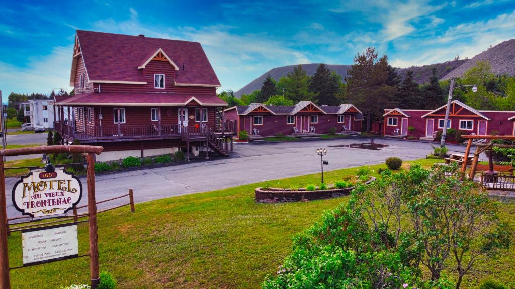 Nespecifikovaný výhled na hory nebo výhled na hory při pohledu z motelu