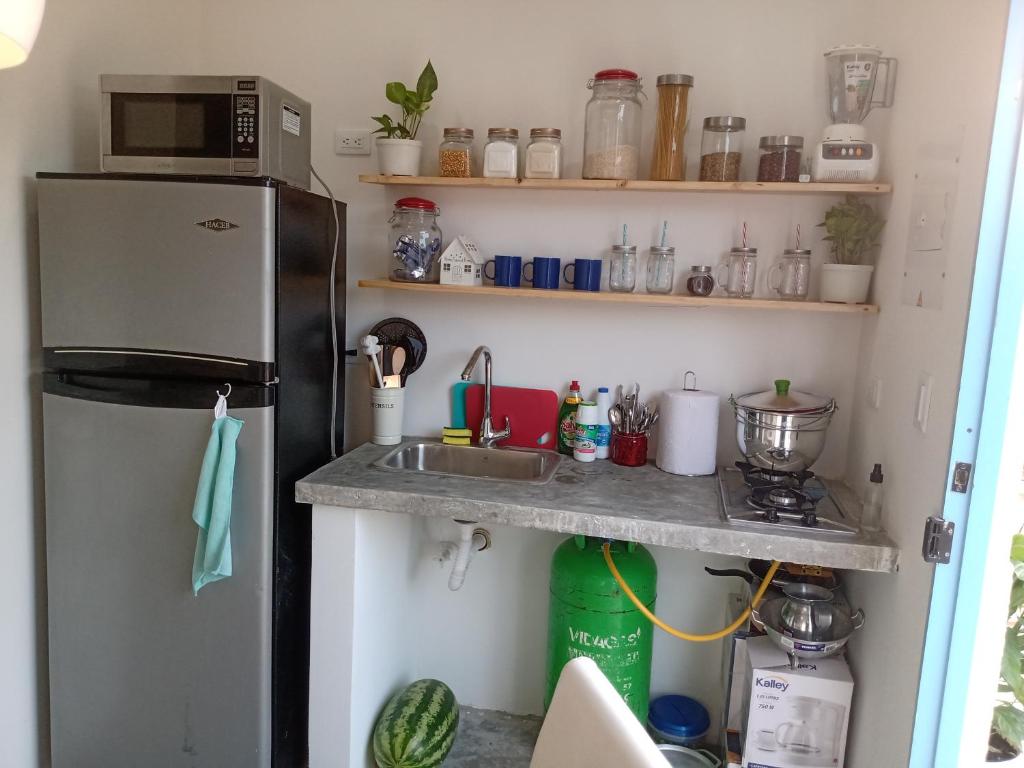 uma cozinha com um frigorífico e uma bancada em Portón Náutica em San Bernardo del Viento