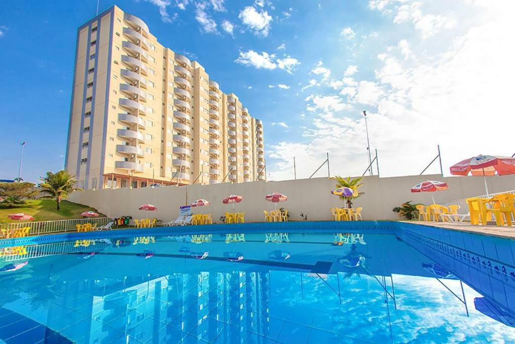 ein großer Pool vor einem großen Gebäude in der Unterkunft Golden dolphin grand hotel 1025 in Caldas Novas