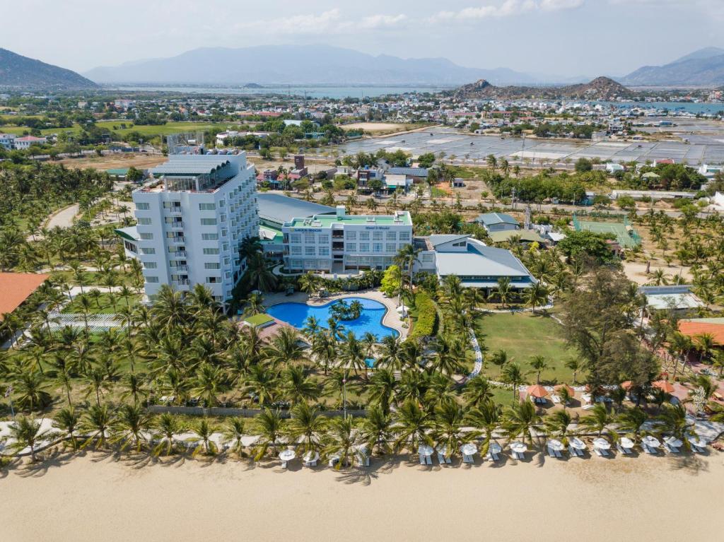 een luchtzicht op het resort vanaf het strand bij Saigon - Ninh Chu Hotel & Resort in Phan Rang