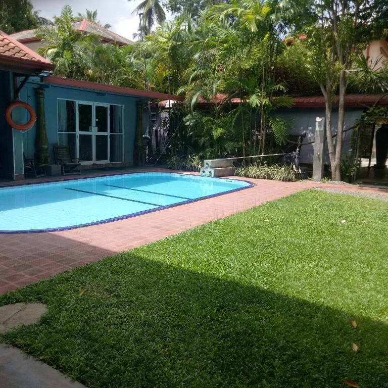 Bazén v ubytování Palms Villa nebo v jeho okolí