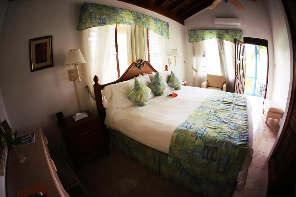 Postel nebo postele na pokoji v ubytování Negril Treehouse Resort