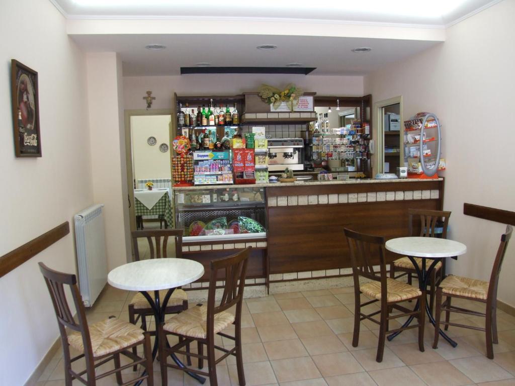 Lounge alebo bar v ubytovaní Albergo La Casa Nel Bosco
