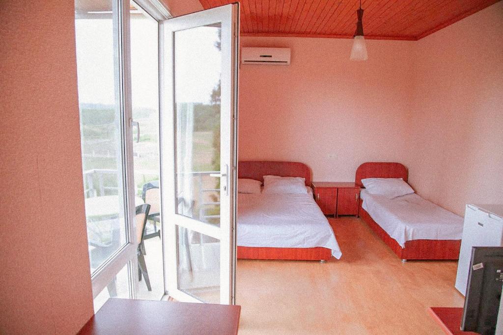 Postel nebo postele na pokoji v ubytování Hotel "Qeti"