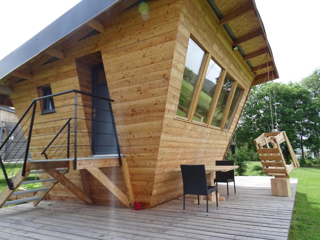 VerninesにあるLOGIS LAS CROZAS La Poupeの木造家屋(テーブル、椅子付)