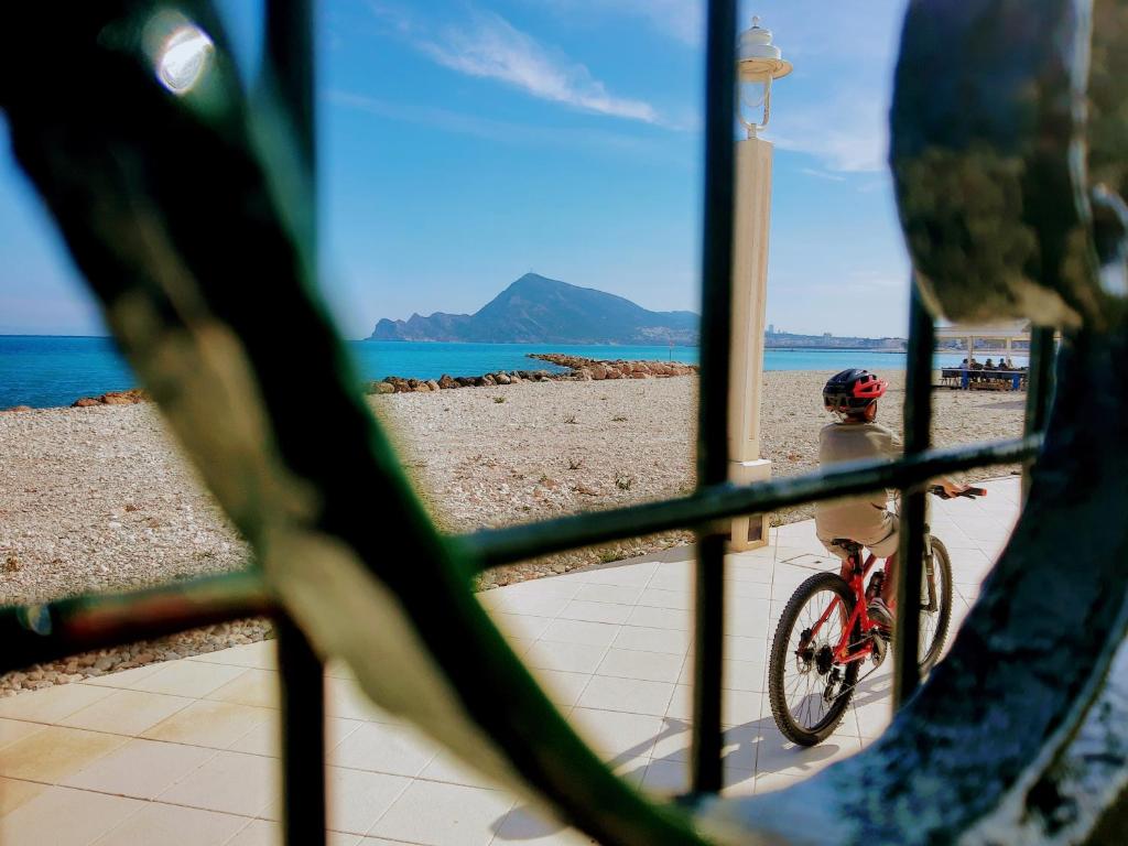 Fotografia z galérie ubytovania Beachfront Apt! AC - Pool - Parking v destinácii Altea