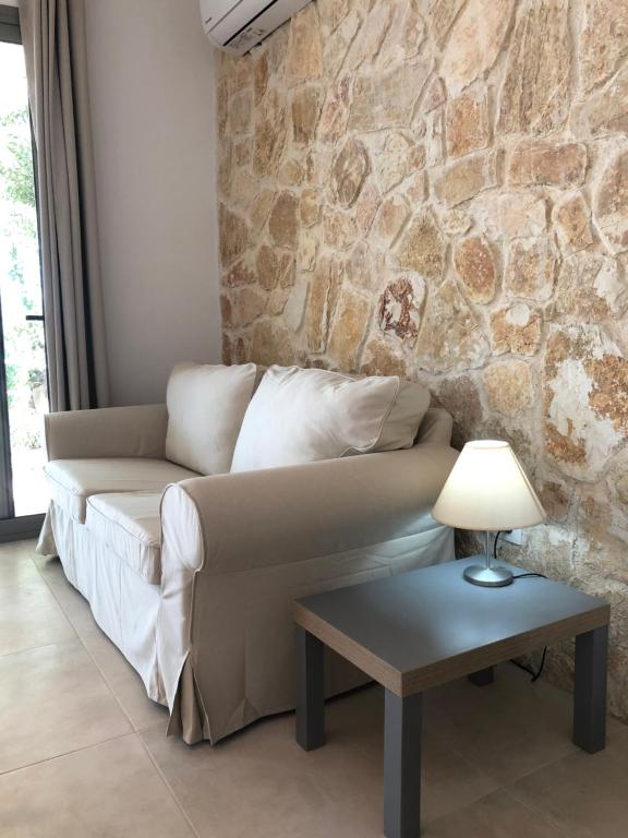 Posezení v ubytování Marina Vista Luxury Studio suites Beach front
