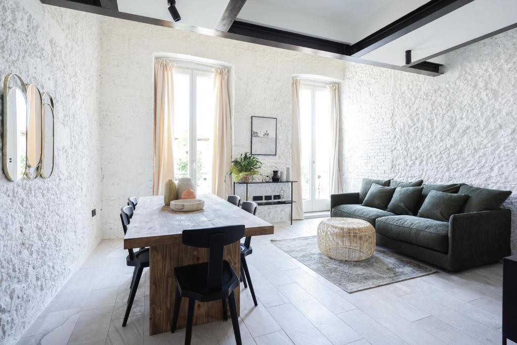 uma sala de estar com um sofá e uma mesa em SU MERI STAMPACE - Luxury apartment city center em Cagliari