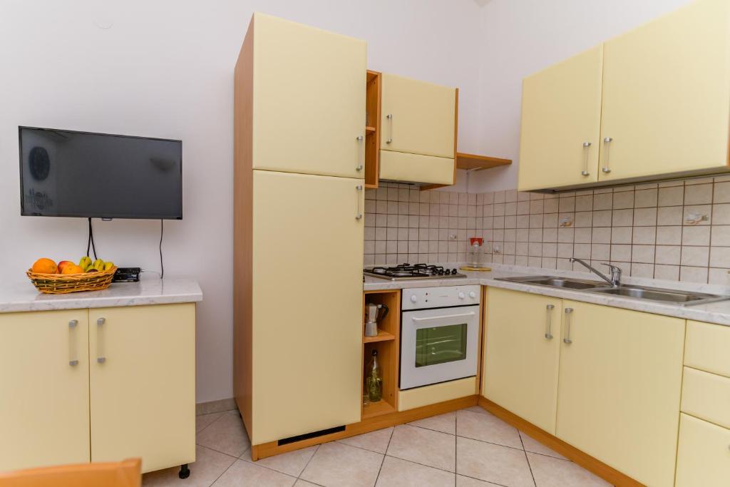 Kuchyň nebo kuchyňský kout v ubytování Apartmani Noris (app2)