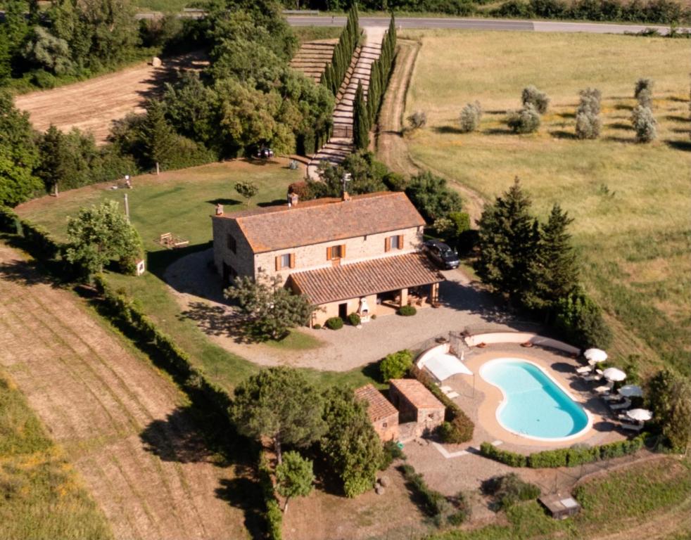 una vista aérea de una casa con piscina en Tenuta di Montemassi Podere Raspollino, en Montemassi