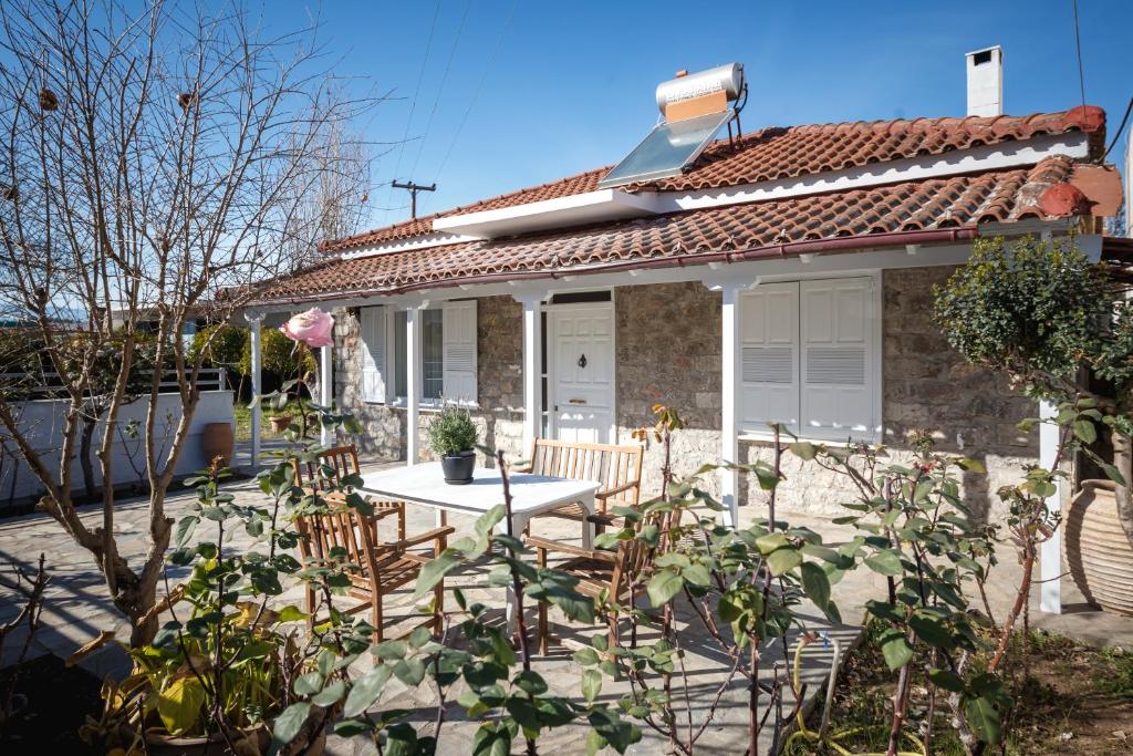 a house with a table and chairs in front of it at ΆΘΟΣ (ATHOS) in Nafplio