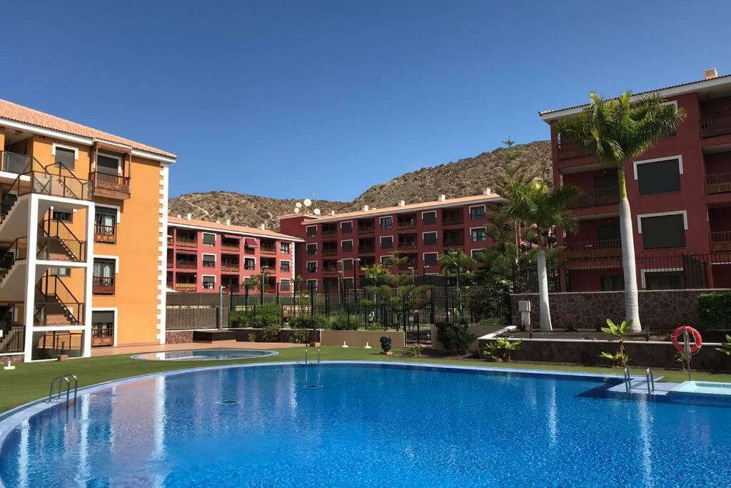 een groot zwembad voor sommige gebouwen bij Casa Reinhart sehr schönes Apartment um Teneriffa zu erkunden in Palm-mar