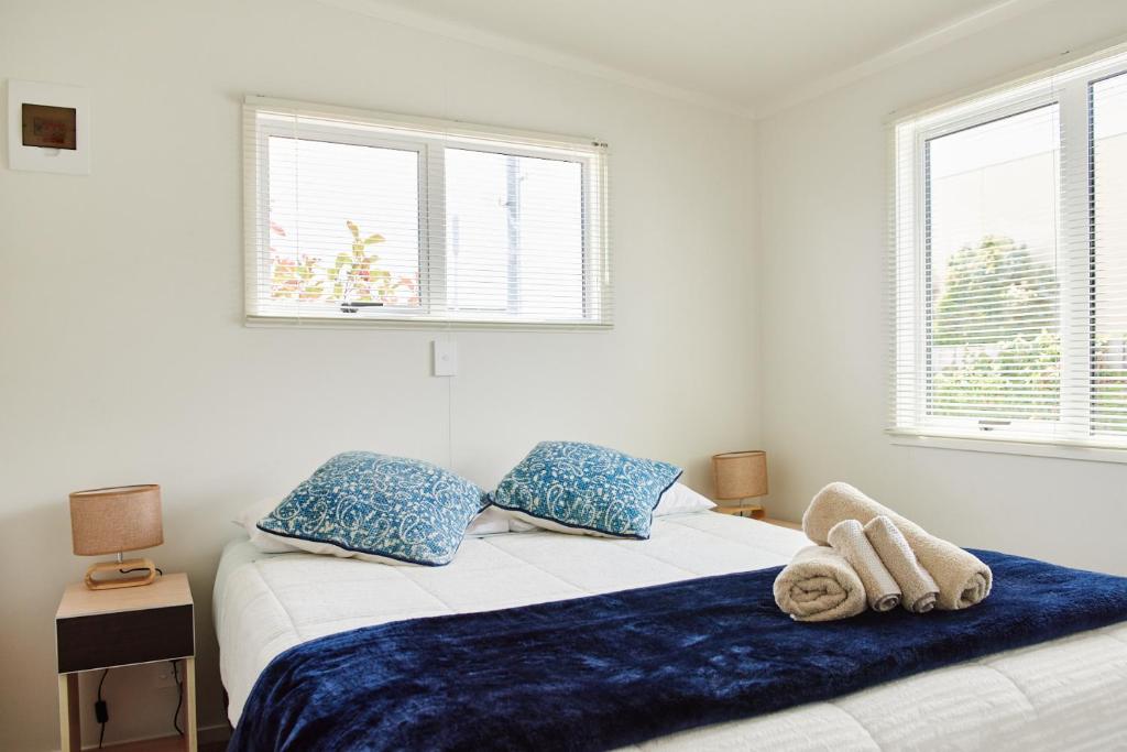 Postel nebo postele na pokoji v ubytování Orewa Kiwi Cabins