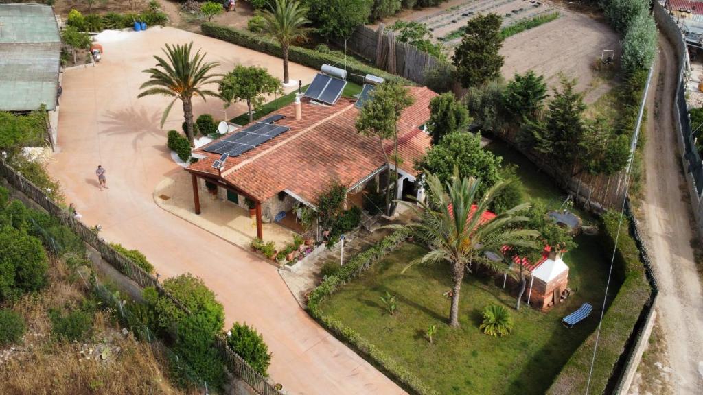 Casa vacanze Sant'Antioco في سانت أونتيوكو: إطلالة علوية على منزل ذو سقف شمسي