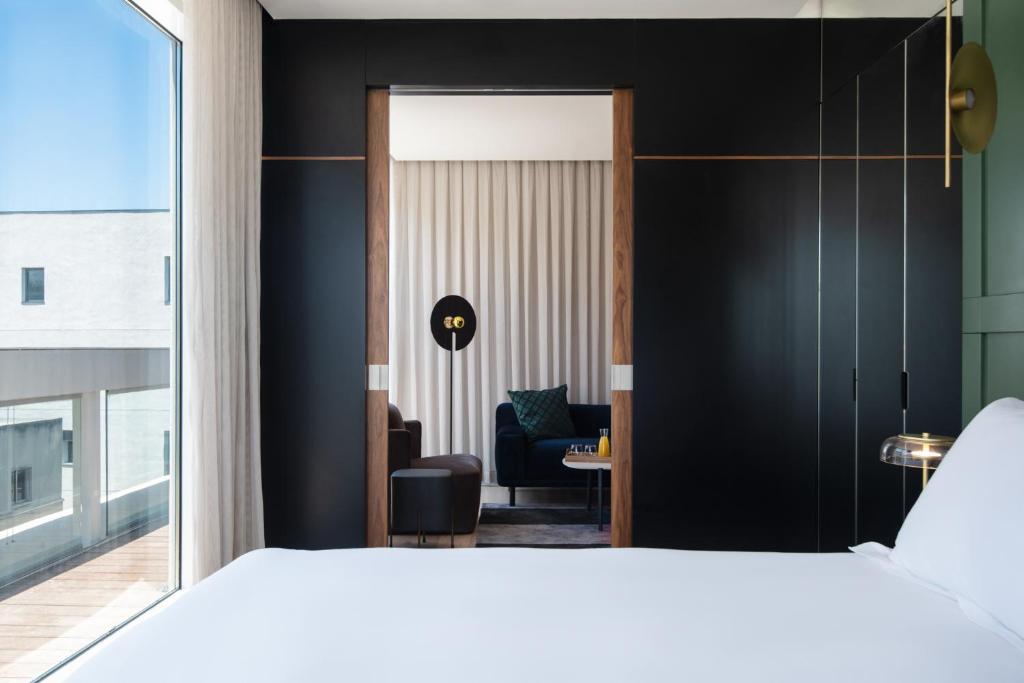 Postel nebo postele na pokoji v ubytování Ink Hotel Tel Aviv