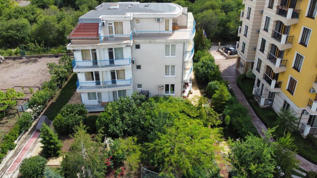 The building in which a vendégházakat is located
