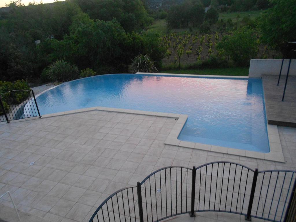 ein großer Pool im Hof in der Unterkunft Le Château Saint Martin in Saint-Martin-dʼArdèche