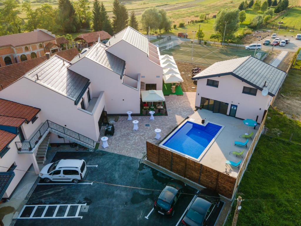 una vista aérea de una casa con piscina en Holiday Park Zagyland, en Donja Konjšćina