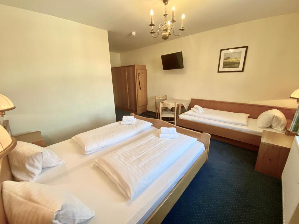 Postel nebo postele na pokoji v ubytování Hotel Gasthof Stenitzer