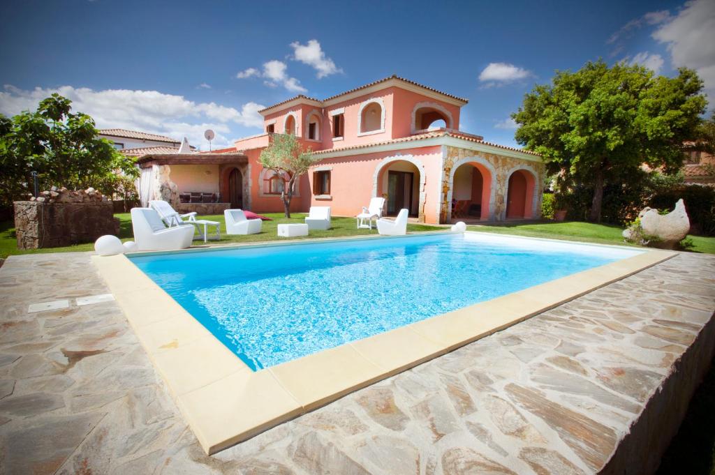 an image of a villa with a swimming pool at Villa Cedrino in San Teodoro