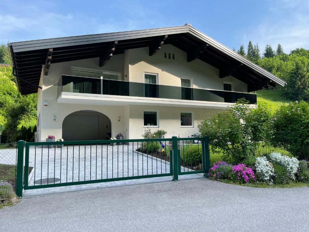 uma casa com um portão em frente em Appartement Erlbacher em Lungötz