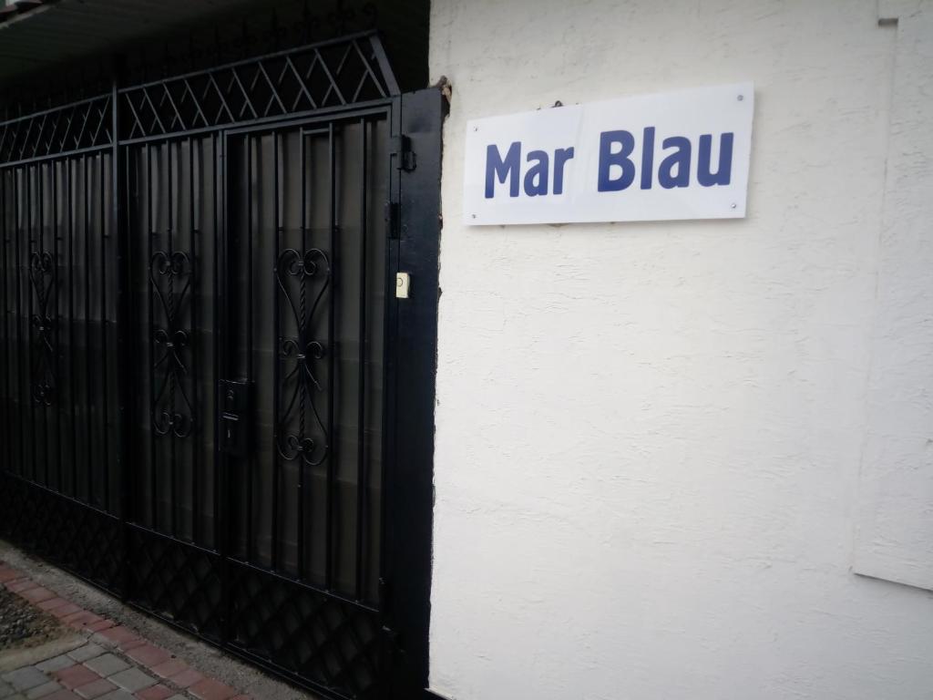 Znak z marblau obok drzwi w obiekcie MarBlau w Zatoce
