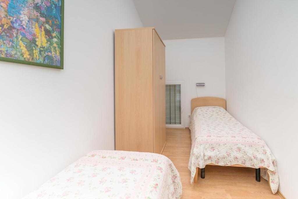 Postel nebo postele na pokoji v ubytování Apartmani Noris (app2)
