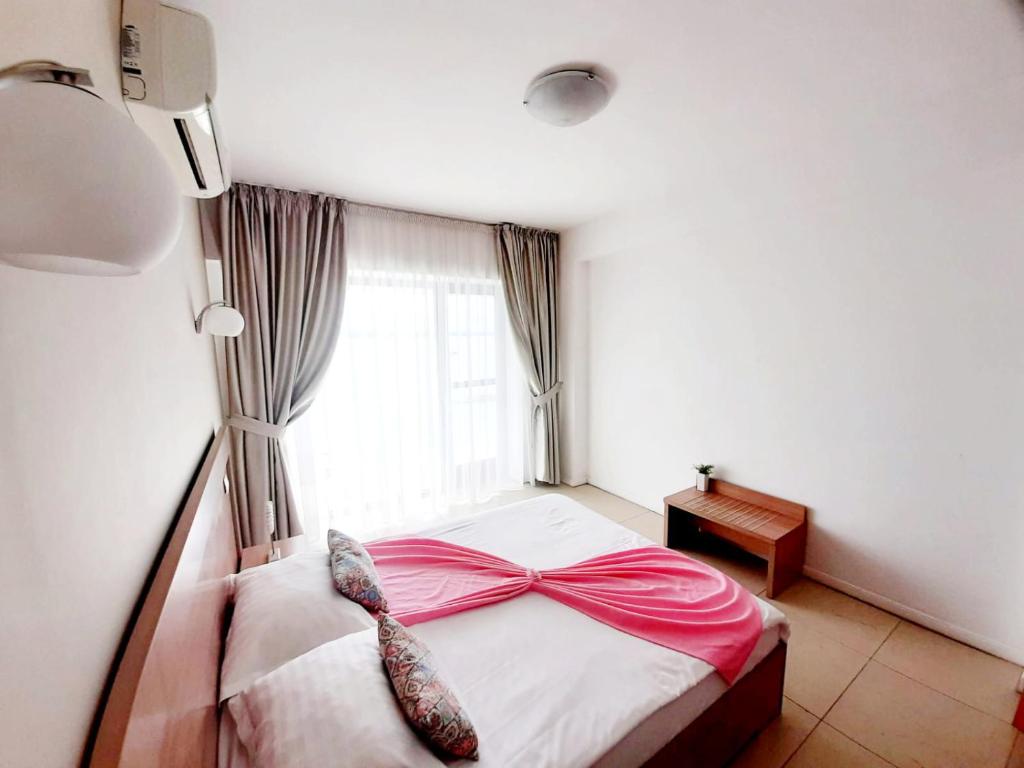 
Un pat sau paturi într-o cameră la Apartamente Sara Holiday
