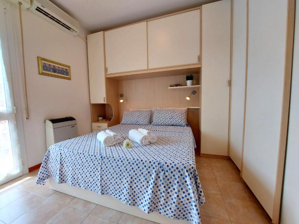 a bedroom with a bed with two stuffed animals on it at Serena 2-8 in Lido di Pomposa