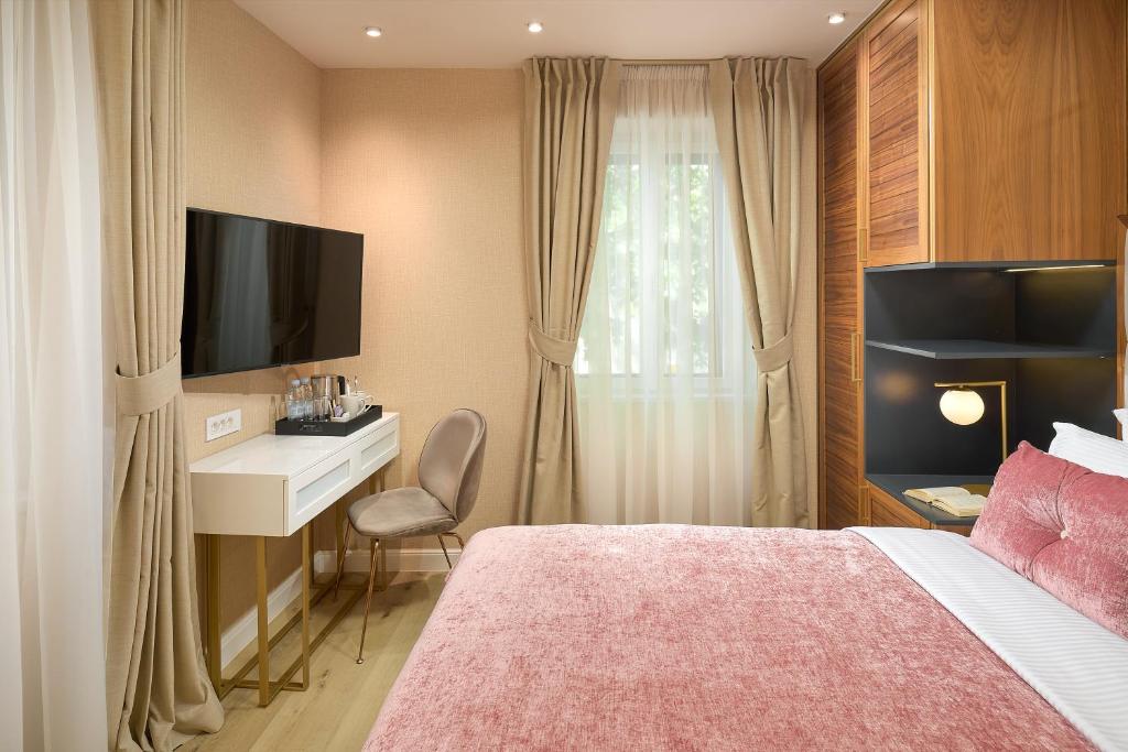 TV a/nebo společenská místnost v ubytování Geremia Luxury Rooms