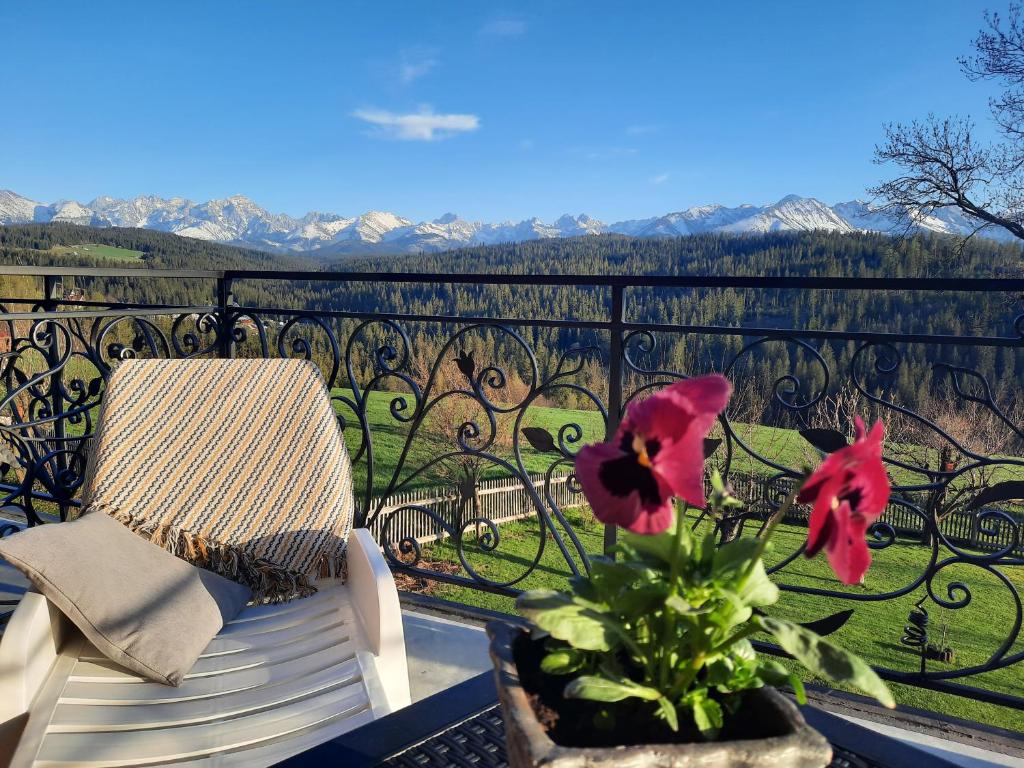 Výhľad na hory alebo výhľad na hory priamo z of the bed and breakfast