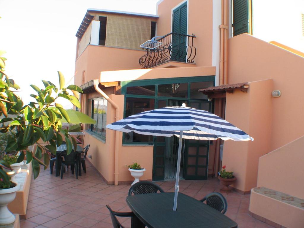 un paraguas azul y blanco sentado sobre una mesa en Fiordaliso - Holiday Housing, en Lipari