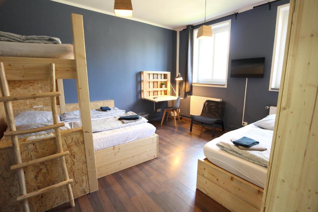 Postel nebo postele na pokoji v ubytování Blue Doors Hostel KTV