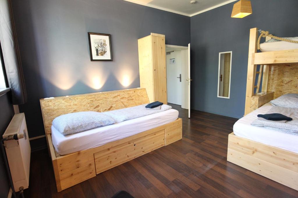 Postel nebo postele na pokoji v ubytování Blue Doors Hostel KTV