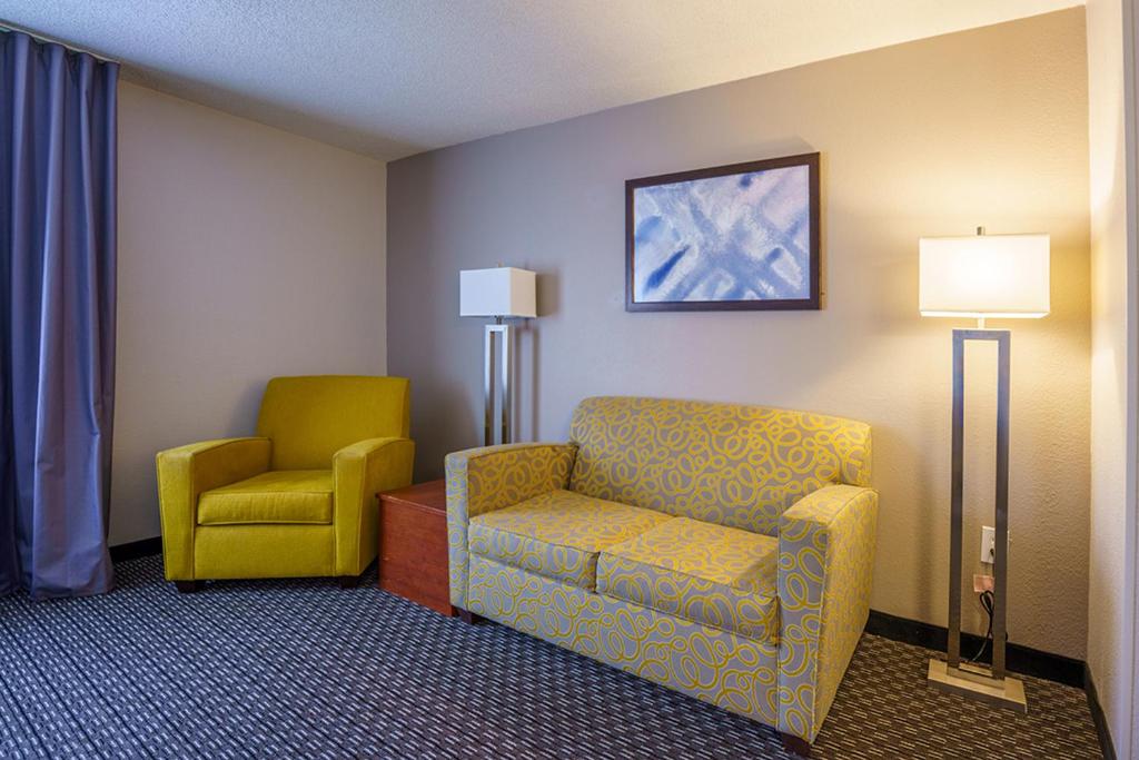 a living room with a chair and a chair at Wingate by Wyndham Brunswick GA I-95 in Brunswick