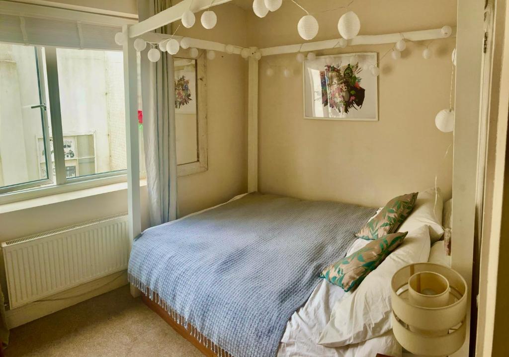 Giường trong phòng chung tại Little Western Spa Brighton-Zentrum Beach Apartments