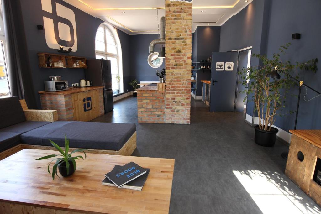 Kuchyň nebo kuchyňský kout v ubytování Blue Doors Hostel KTV