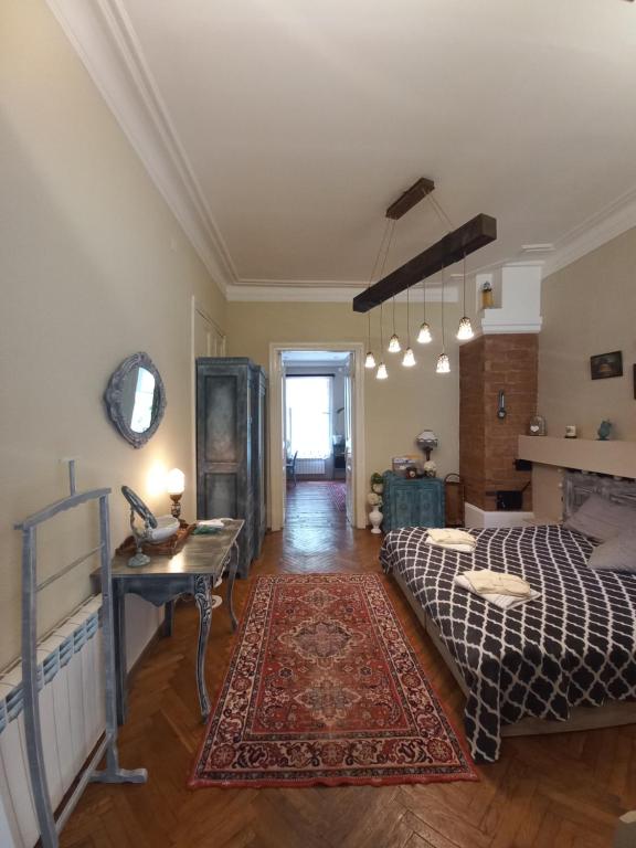 una sala de estar con una cama y una mesa en Deja-View house, en Tiflis