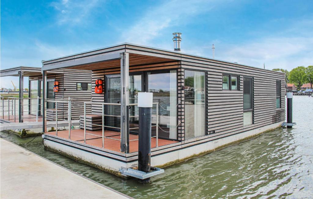 a small house on a boat in the water at Mermaid-hausboote 2 in Lelystad