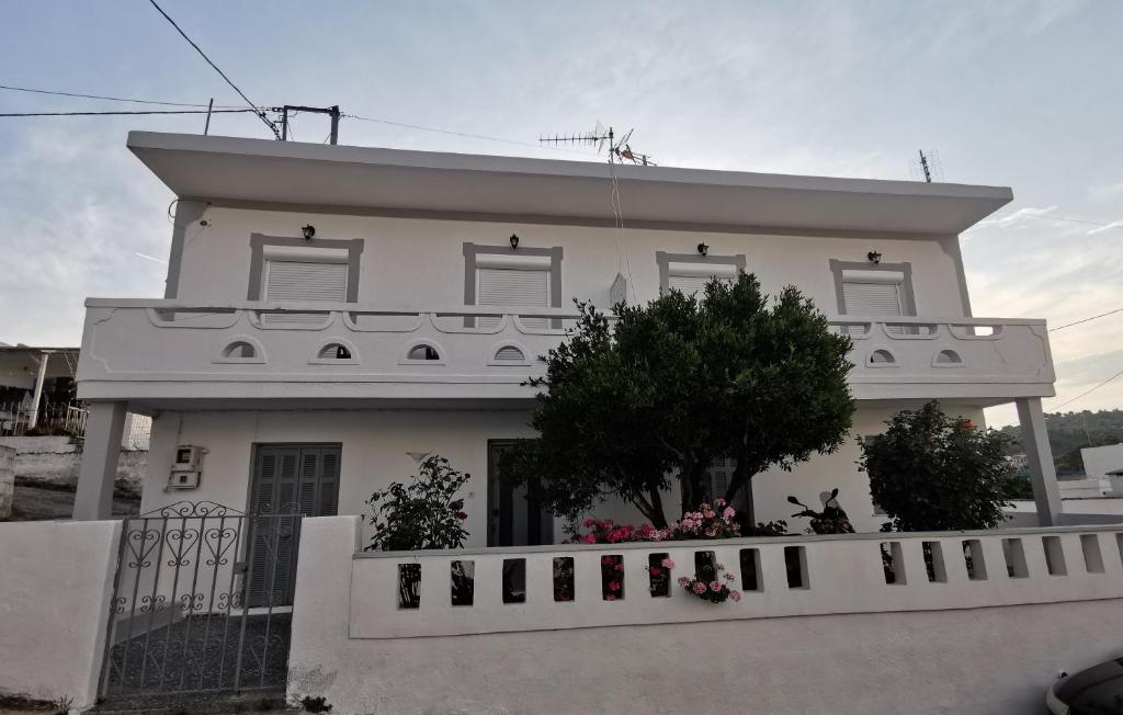 パティティリにあるBralos Apartmentsの白い柵の白い家