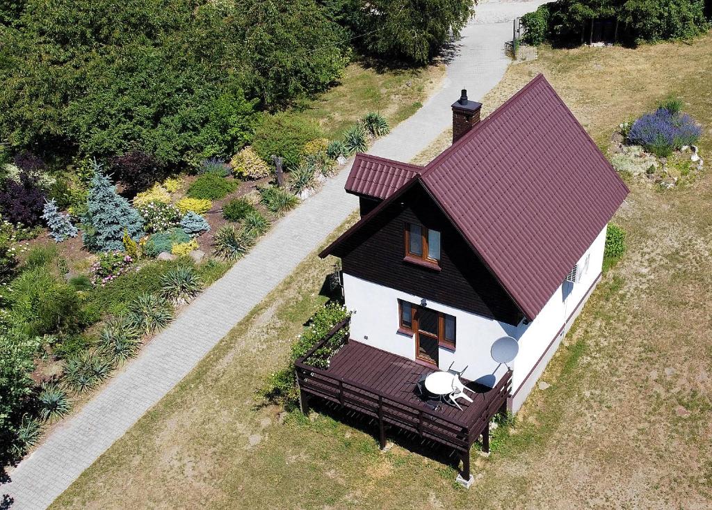 una pequeña casa con un banco delante en Uniejów PORT, en Uniejów