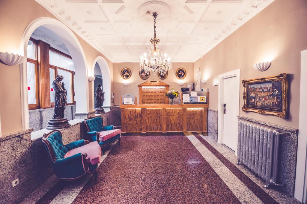 a large waiting room with chairs and a statute at Hostal Marlasca in Madrid