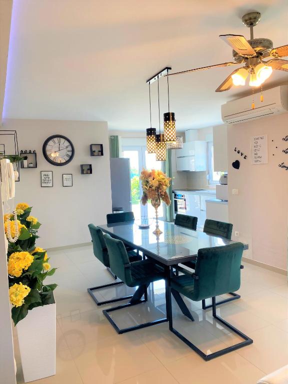 Fotografia z galérie ubytovania Lux Apartment Sea Shell with jacuzzi v destinácii Makarska