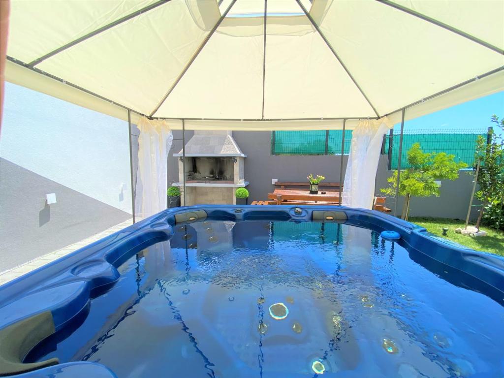 Bazén v ubytovaní Lux Apartment Sea Shell with jacuzzi alebo v jeho blízkosti