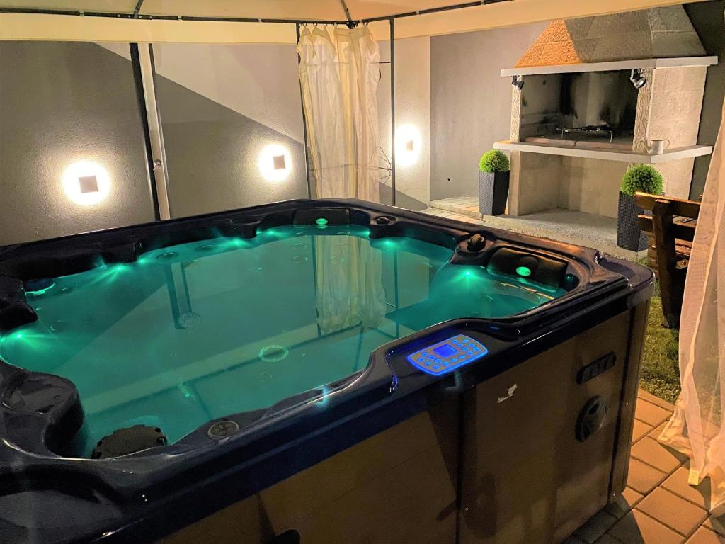 Fotografia z galérie ubytovania Lux Apartment Sea Shell with jacuzzi v destinácii Makarska
