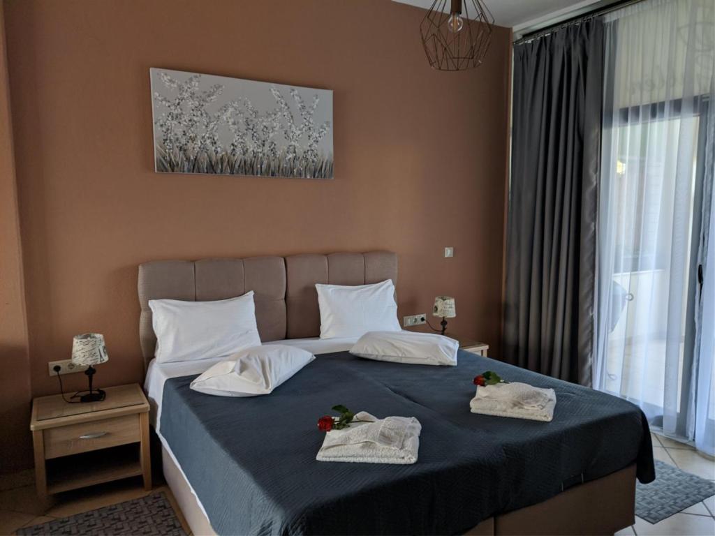 sypialnia z łóżkiem i dwoma ręcznikami na nim w obiekcie Villa Gallen w mieście Limenas