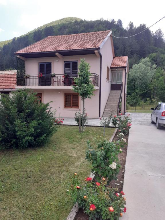 una piccola casa con una macchina parcheggiata di fronte di Apartman Damjanovic a Cetinje (Cettigne)